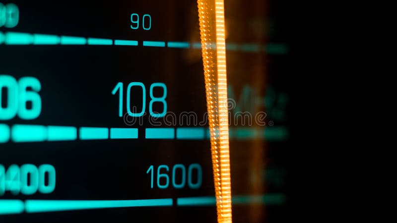 Настройка на 108FM, 1600Khz AM. На старом радиоприемнике 70-х годов видно сбоку стоковая фотография