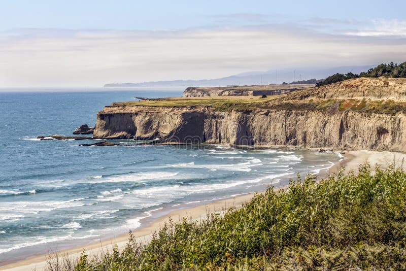 Tunitas liten vikstrand - Half Moon Bay Kalifornien royaltyfri bild Tunitas liten vikstrand - Half Moon Bay Kalifornien royaltyfri bild