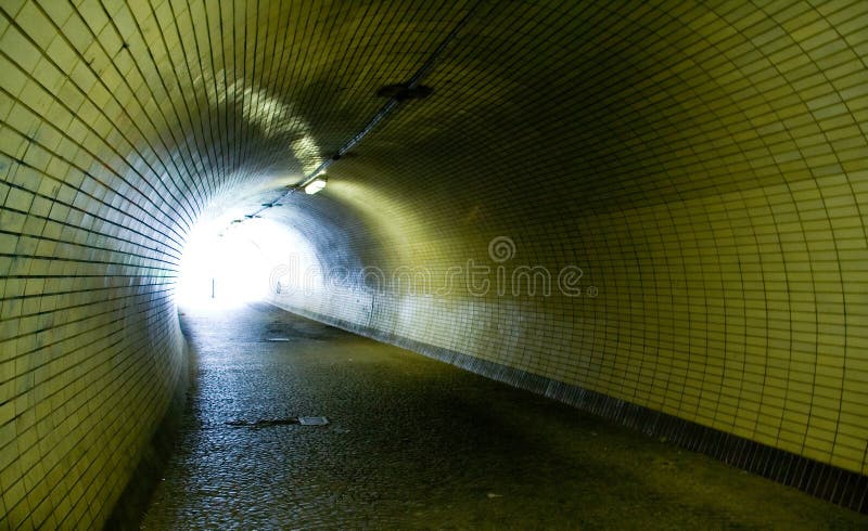 Túnel la luz sobre el el fin.