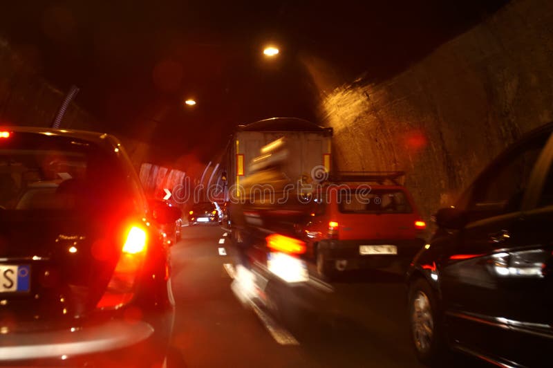 Operación mermelada en túnel, solo motocicleta es un gestión de acuerdo a muy rápidamente largo tiempo exposición, 200, muy abstracto a fuera de foco.