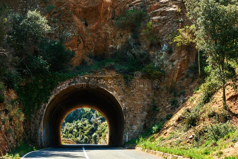 Tunnel attraverso la roccia immagini stock Tunnel attraverso la roccia immagini stock