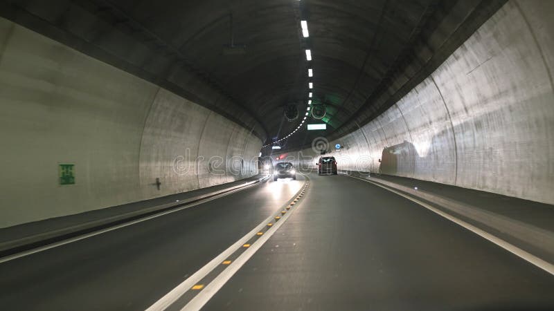 Tunnel de route avec des voitures photographie stock Tunnel de route avec des voitures photographie stock