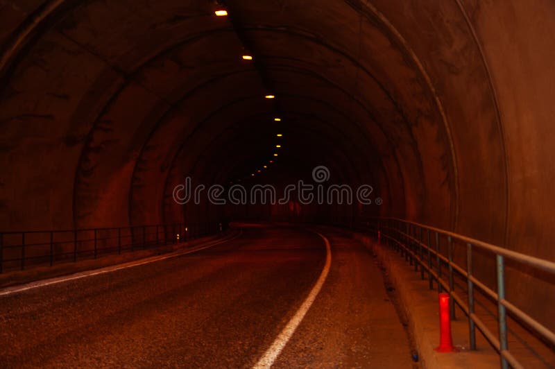 Tunnel dell'auto scuro illuminato da lampade fotografia stock Tunnel dell'auto scuro illuminato da lampade fotografia stock