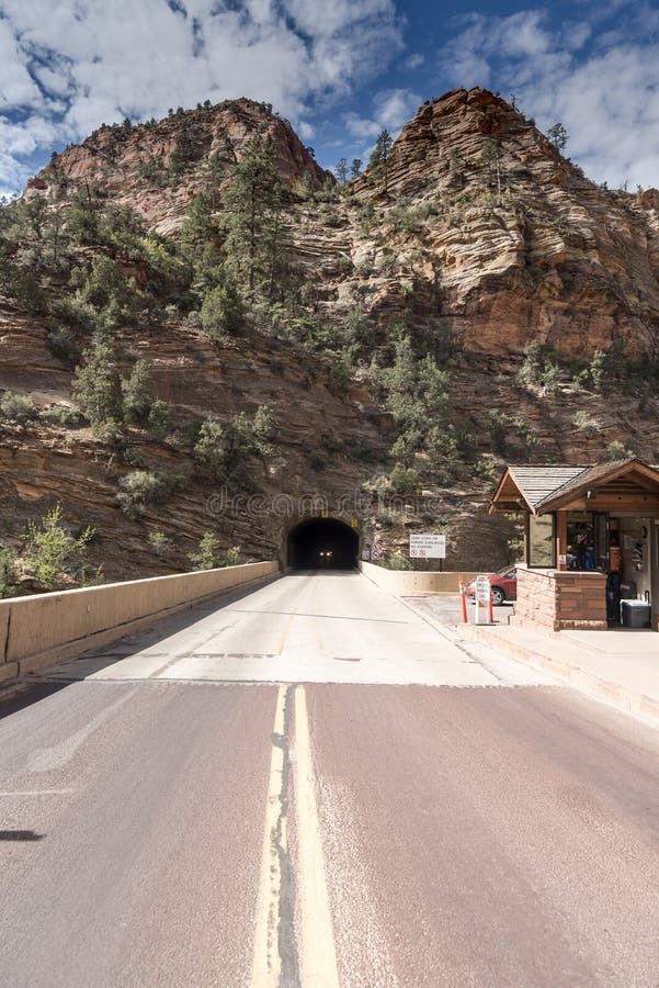 Tunnel della montagna su Zion Mount Carmel Highway immagini stock libere da diritti Tunnel della montagna su Zion Mount Carmel Highway immagini stock libere da diritti