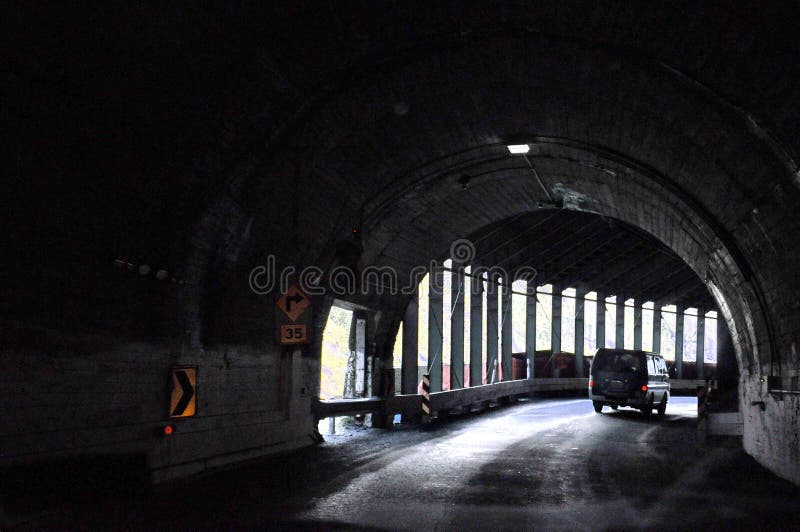 Tunnel di Omero sotto Darran Mountain sulla strada principale di Milford Sound fotografie stock libere da diritti Tunnel di Omero sotto Darran Mountain sulla strada principale di Milford Sound fotografie stock libere da diritti