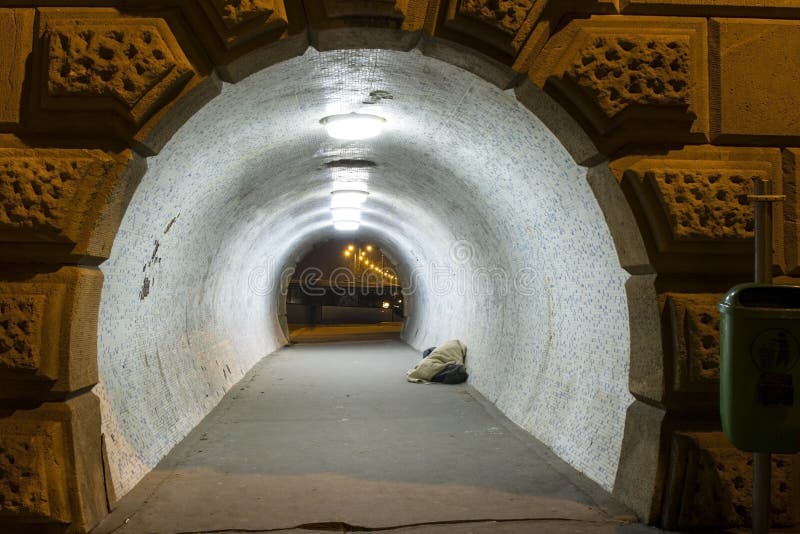 Tunnel en daklozen royalty-vrije stock foto Tunnel en daklozen royalty-vrije stock foto