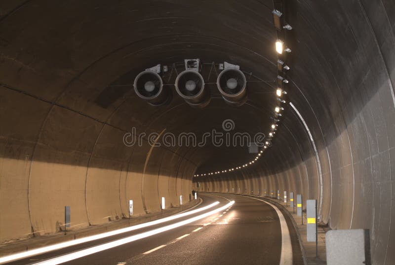 Auto svetlá zjazdovky v tunel.
