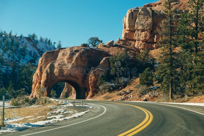 Tunnel stradale dell'Arco Rosso diretto al parco nazionale Bryce Canyon, Utah, Stati Uniti immagine stock libera da diritti Tunnel stradale dell'Arco Rosso diretto al parco nazionale Bryce Canyon, Utah, Stati Uniti immagine stock libera da diritti