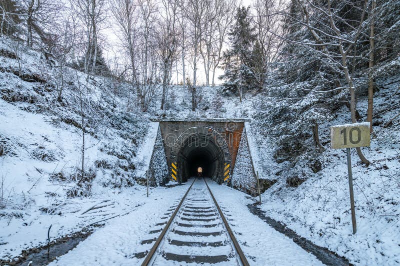 Tunnel nära mikulov-byn i krusnebergen på vinterblå himmelsdag