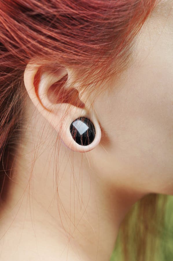 Tunnels in oor stock afbeelding. Image of aantrekkelijk 29168949