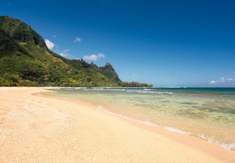 Tunnelsstrand op de het noordenkust Kauai stock foto's Tunnelsstrand op de het noordenkust Kauai stock foto's