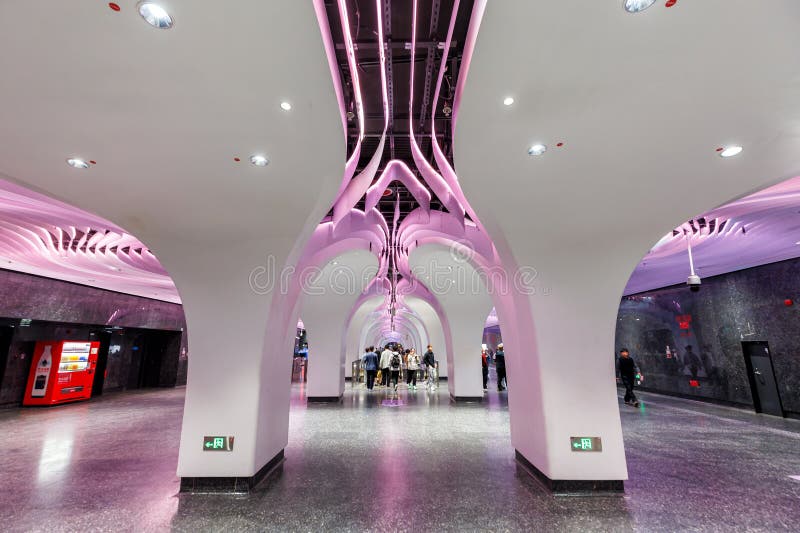 Tunnghai-tunnelbana transiterar modern arkitektur i kollektivtrafikens underjordiska station i gårdsträdgården i slangai china royaltyfria foton