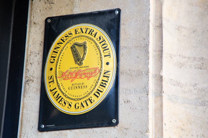 Tur extra stout james gate dublin ölskylt och logotyp på väggen arkivbild