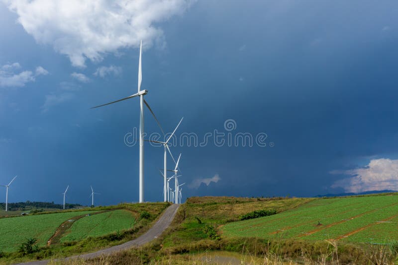 Turbina de viento con el fondo y la nube del cielo azul imagen de archivo Turbina de viento con el fondo y la nube del cielo azul imagen de archivo