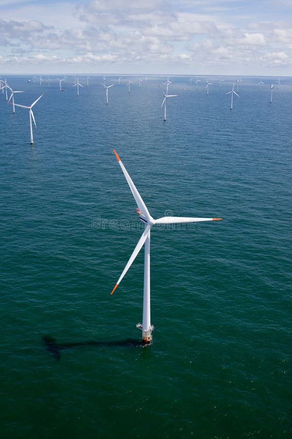 Turbina di vento in mare aperto fotografia stock Turbina di vento in mare aperto fotografia stock