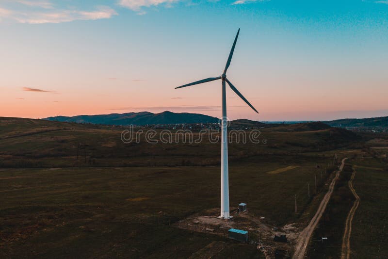 Turbina Eólica Energia Alternativa Energia Eólica Um Moinho De Vento Num  Campo Nas Montanhas Vista De Cima De Uma Turbina Eólica N Imagem de Stock -  Imagem de ambiente, moinho: 208066609