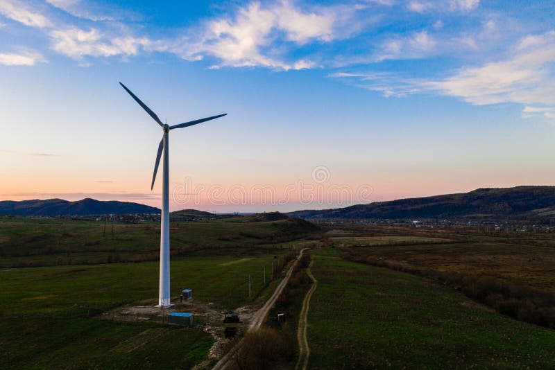 Turbina Eólica Energia Alternativa Energia Eólica Um Moinho De Vento Num  Campo Nas Montanhas Vista De Cima De Uma Turbina Eólica N Imagem de Stock -  Imagem de ambiente, moinho: 208066609