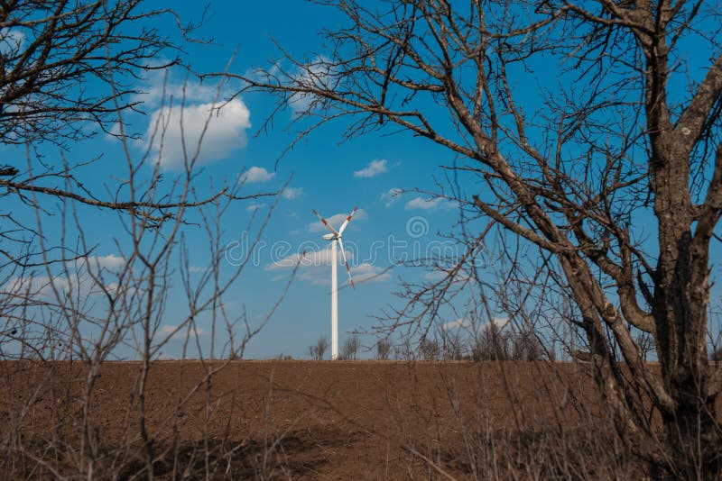 Moinho De Vento Para Gerar Energia Eólica Soprando Nuvens Do Céu Nascendo  Sol Nascer Foto de Stock - Imagem de ecologia, noite: 233345874