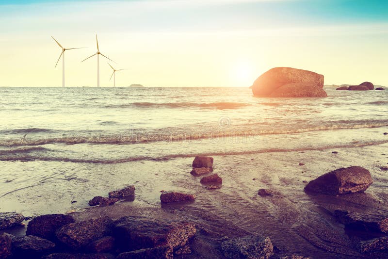 Turbina eólica branca que gera a eletricidade no mar imagem de stock