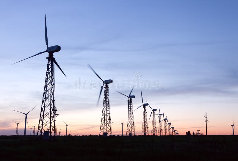 Moinhos De Vento Para Produção De Energia Elétrica. Gerador De Energia  Eólica. Turbina Eólica Tripla No Campo Do Deserto Sob Céu a Foto de Stock -  Imagem de fazenda, fotovoltaica: 200214154