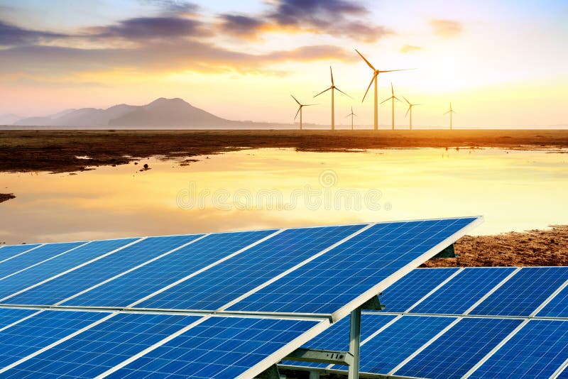 Turbinas eólicas e painéis solares imagem de stock