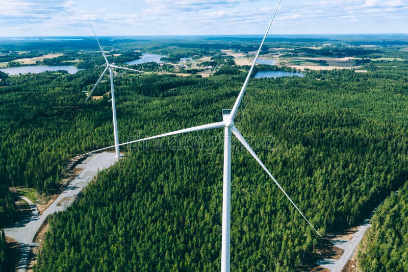 Moinhos De Vento Para Produção De Energia Elétrica. Gerador De Energia  Eólica. Turbina Eólica Tripla No Campo Do Deserto Sob Céu a Foto de Stock -  Imagem de fazenda, fotovoltaica: 200214154