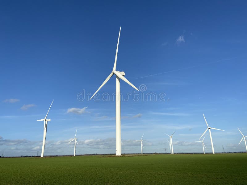 Energia Eólica. Energia Eólica. Energias Renováveis Sustentáveis. Turbinas  Eólicas Geram Eletricidade. Fazenda De Moinhos De Vento Foto de Stock -  Imagem de paisagem, moinho: 254487424