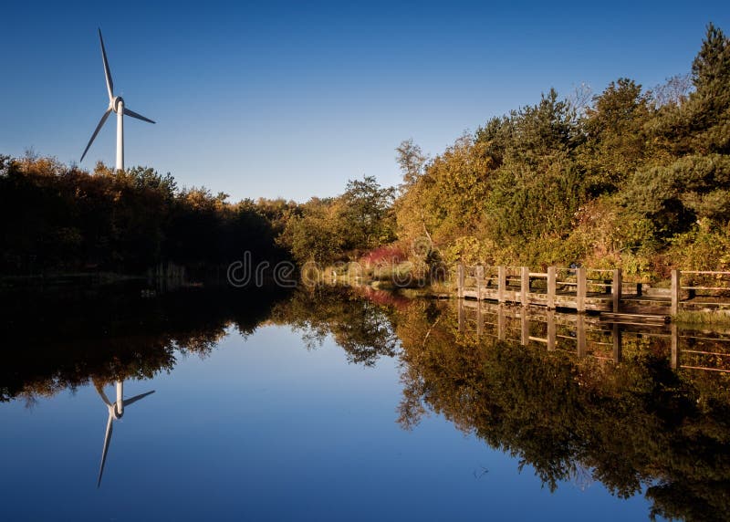 Download Turbine De Vent Au-dessus De Lac Image stock - Image du normal, extérieur: 77162677