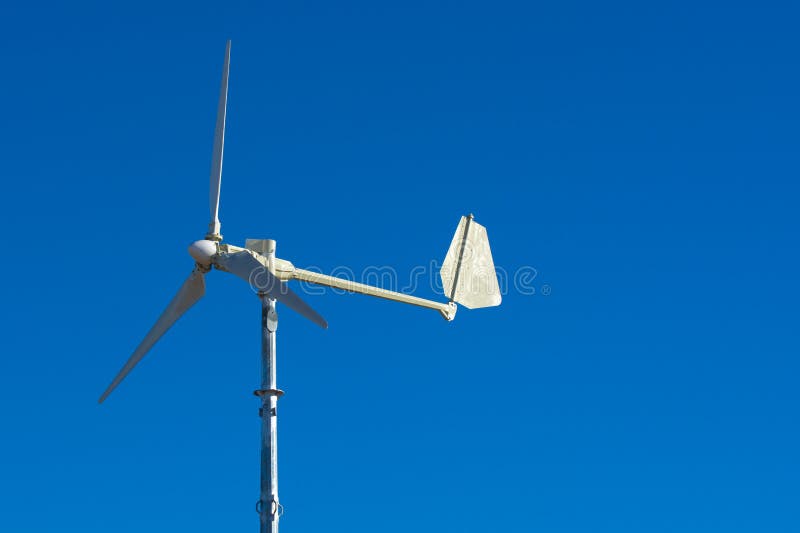 Turbine de vent sur un ciel bleu brillant photo libre de droits Turbine de vent sur un ciel bleu brillant photo libre de droits