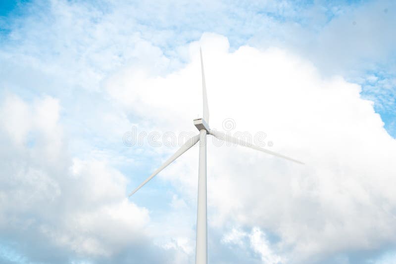 Turbine di vento, campo giallo Vento di ecologia contro il fondo del cielo nuvoloso con la c immagini stock Turbine di vento, campo giallo Vento di ecologia contro il fondo del cielo nuvoloso con la c immagini stock