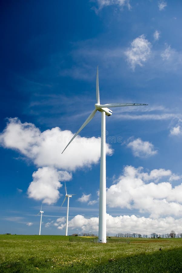 Turbine di vento nel campo verde