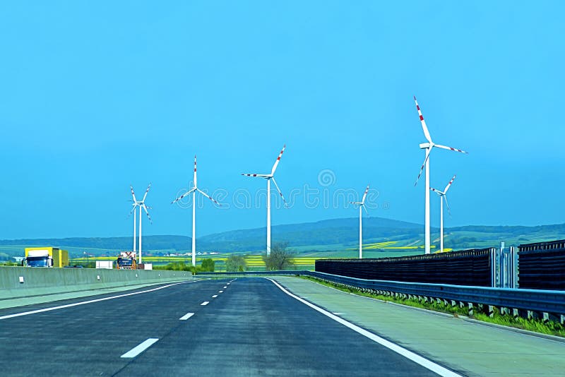 Turbine di vento nel campo verde Sviluppo sostenibile, energia rinnovabile Mulini a vento per produzione di energia elettrica, ge fotografia stock libera da diritti Turbine di vento nel campo verde Sviluppo sostenibile, energia rinnovabile Mulini a vento per produzione di energia elettrica, ge fotografia stock libera da diritti