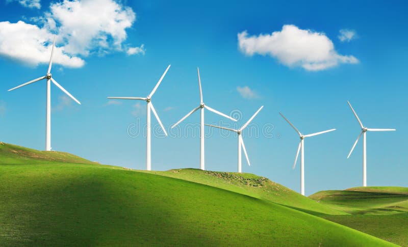 Turbine di vento sulle colline verdi