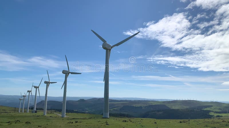 Turbine eoliche contro il cielo azzurro con angolo basso inquadrato slow motion