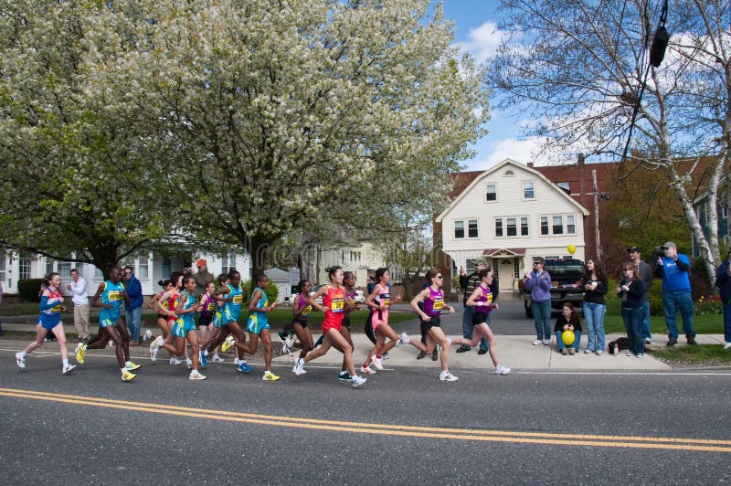Turbines 2010 de femelle d'élite de marathon de Boston image libre de droits Turbines 2010 de femelle d'élite de marathon de Boston image libre de droits