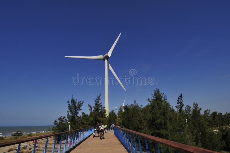 Turbines de vent dans le domaine vert photos libres de droits Turbines de vent dans le domaine vert photos libres de droits