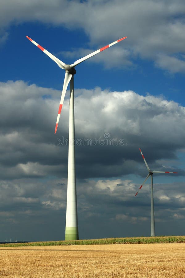 Turbines de vent dans un ciel opacifié photo stock Turbines de vent dans un ciel opacifié photo stock