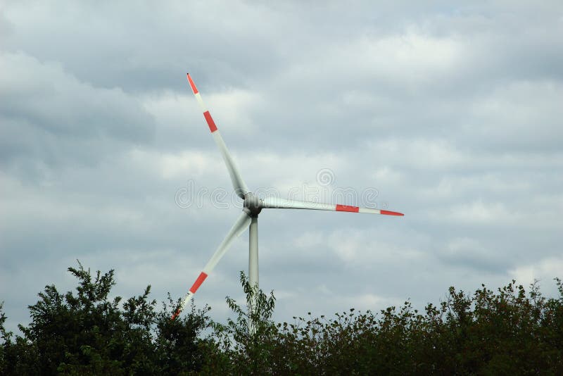 Turbines de vent dans un ciel opacifié photos stock Turbines de vent dans un ciel opacifié photos stock