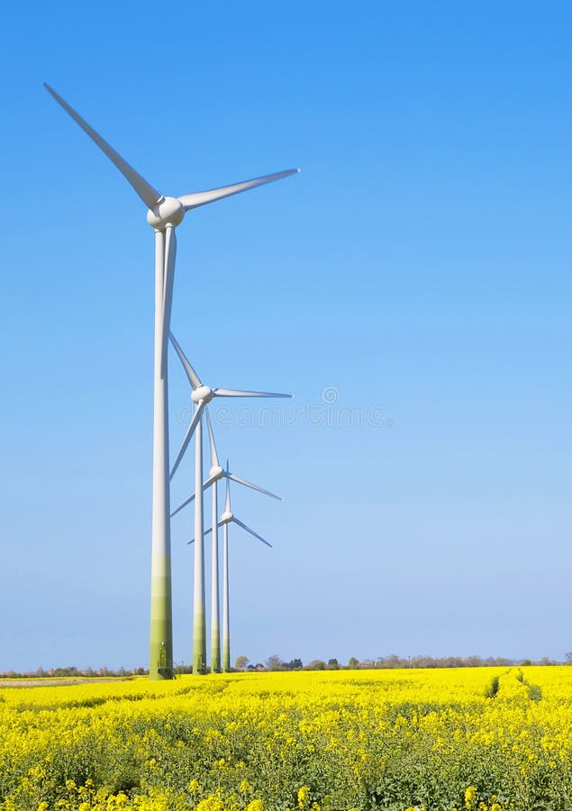 Turbines de vent dans une ligne photographie stock libre de droits Turbines de vent dans une ligne photographie stock libre de droits