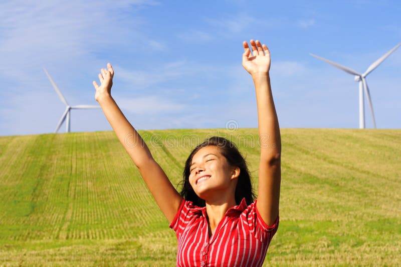Turbines de vent et femme heureux photo libre de droits Turbines de vent et femme heureux photo libre de droits