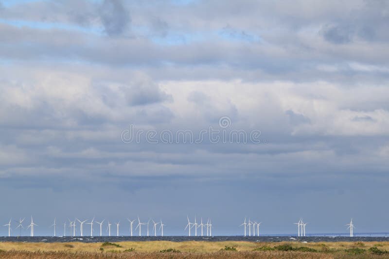 Turbines de vent le long de la côte suédoise photos libres de droits Turbines de vent le long de la côte suédoise photos libres de droits