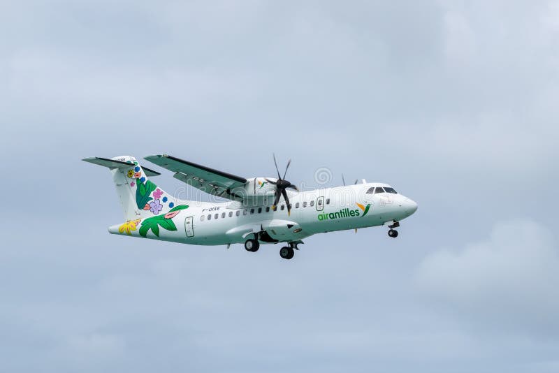 Turbo-prop των Αντιλλών αέρα μέσα δίδυμα περιφερειακά αεροσκάφη ATR 42-500 στοκ εικόνες Turbo-prop των Αντιλλών αέρα μέσα δίδυμα περιφερειακά αεροσκάφη ATR 42-500 στοκ εικόνες