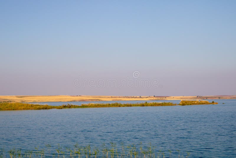 Turc, Adiyaman, le 26 juin, - 2019 : Beau barrage de Gazihandede naturel images stock Turc, Adiyaman, le 26 juin, - 2019 : Beau barrage de Gazihandede naturel images stock