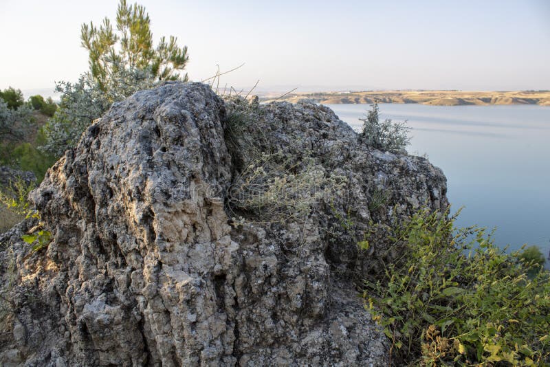 Turco, Adiyaman, el 26 de junio, - 2019: Presa de la opinión de Gazihandede y roca grande imágenes de archivo libres de regalías Turco, Adiyaman, el 26 de junio, - 2019: Presa de la opinión de Gazihandede y roca grande imágenes de archivo libres de regalías