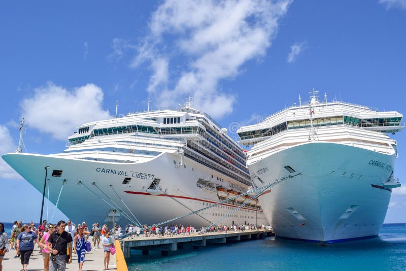 Turco grande, Ilhas Turcos e Caicos - 3 de abril de 2014: Os passageiros desembarcam a liberdade do carnaval e o carnaval Victory imagens de stock Turco grande, Ilhas Turcos e Caicos - 3 de abril de 2014: Os passageiros desembarcam a liberdade do carnaval e o carnaval Victory imagens de stock