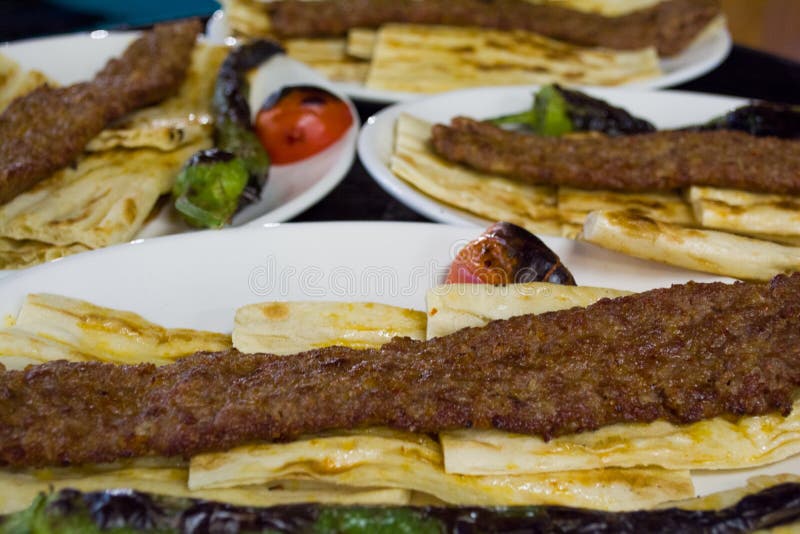 Turecki foods Adana kebab na talerzu obraz stock Turecki foods Adana kebab na talerzu obraz stock