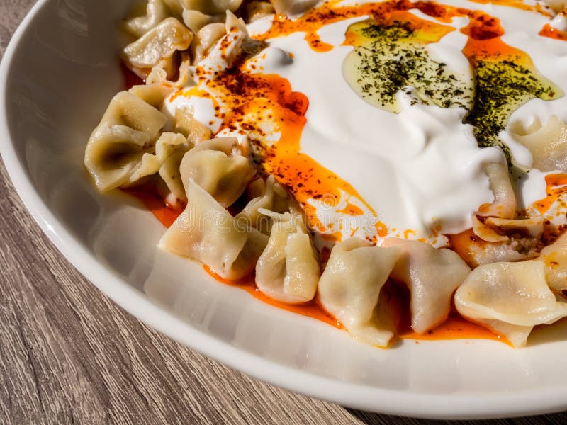 Turecki Manti z czerwonym pieprzem, sosem pomidorowym, jogurtem i miętą Płyta tradycyjnej tureckiej żywności Widok z góry