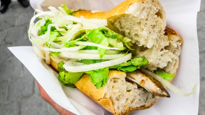 Turecki uliczny karmowej ryba chleb z cebulami i zieleniami/Balik Ekmek zdjęcie stock Turecki uliczny karmowej ryba chleb z cebulami i zieleniami/Balik Ekmek zdjęcie stock