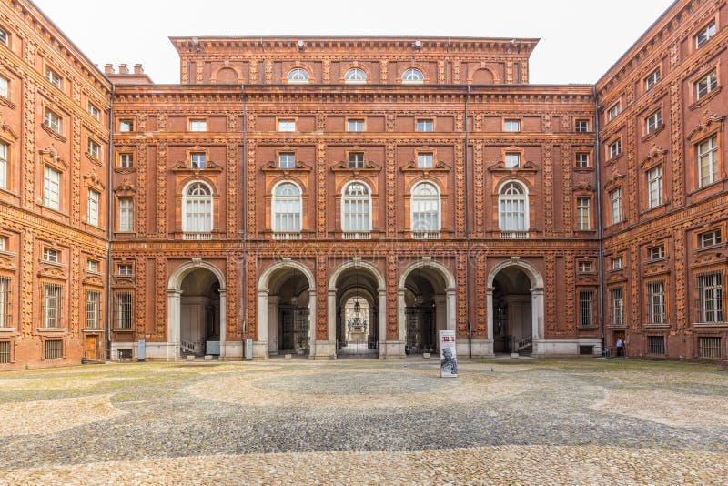 Turijn, Piemonte, Italië, 06 September 2017 Binnenlandse voorgevel van Pa royalty-vrije stock afbeelding Turijn, Piemonte, Italië, 06 September 2017 Binnenlandse voorgevel van Pa royalty-vrije stock afbeelding