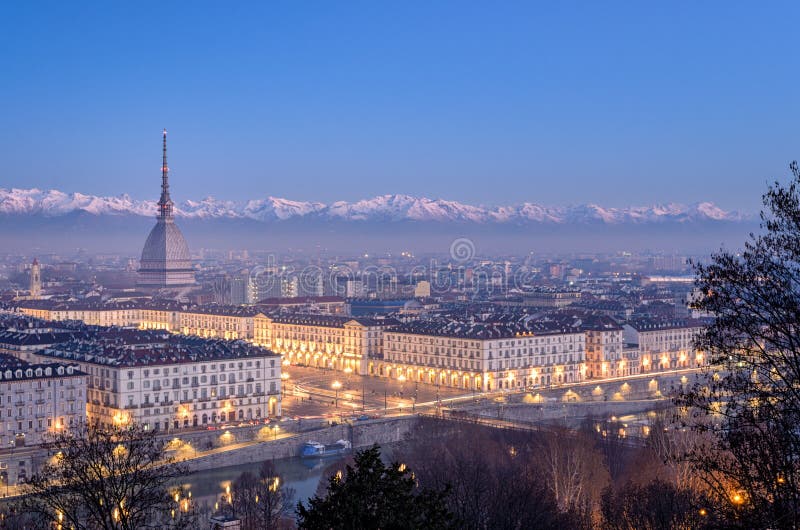 Turin hög definitionpanorama på den blåa timmen med vågbrytaren Antonelliana arkivbild Turin hög definitionpanorama på den blåa timmen med vågbrytaren Antonelliana arkivbild